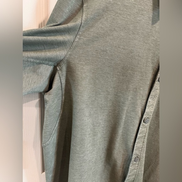 Lululemon Commission Long-Sleeve Shirt
Size L
Color: Mossy Green/Grey - Picture 4 of 10